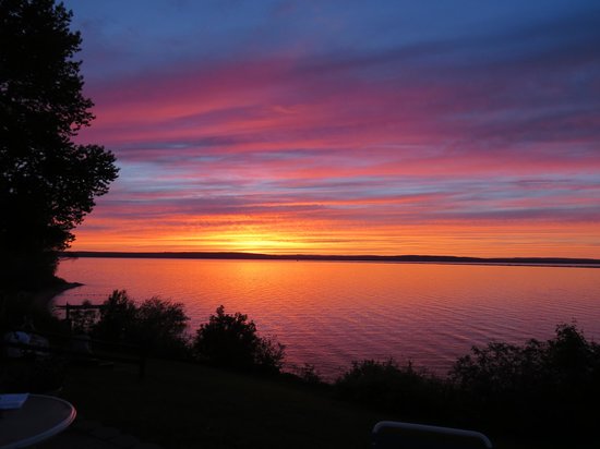 [Thumbnail for sunset-on-lake-superior.jpg]