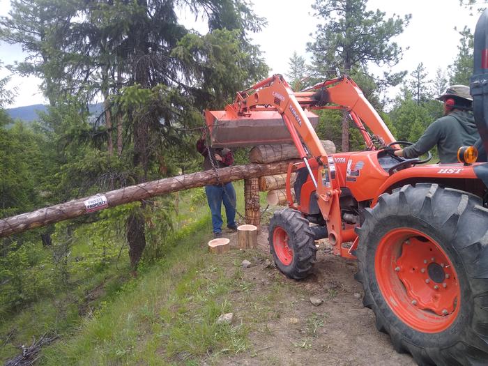 Picking up the bar with the tractor