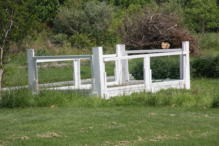 Raised bed with removable gates