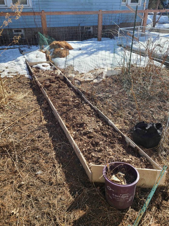 Raised bed from ceramic tiles, finished with dormant plants