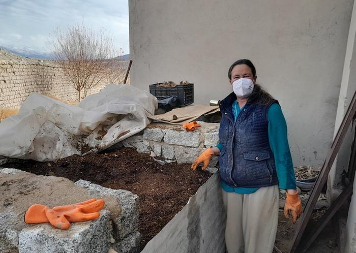 Emptying one of the two composting toilet chambers