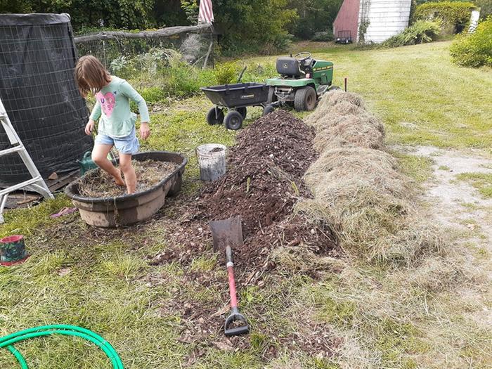 Half Grass clippings and half rotted wood chips for materials