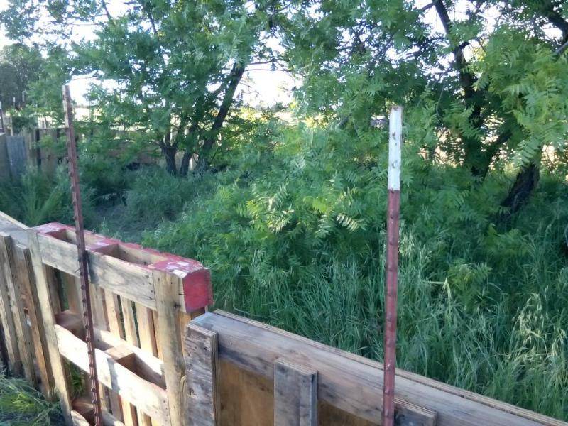rebar holding up pallet fence