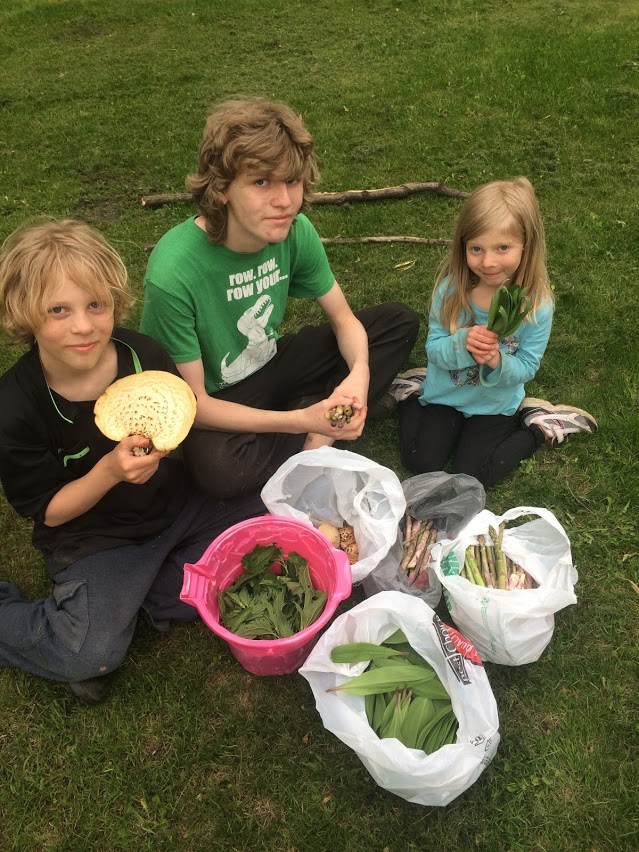 [Thumbnail for foraging-alex-fiona-jack-nettles-ramps-asparagus-pheasant-back.JPG]