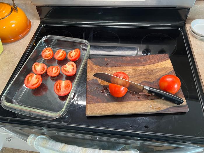 Chopping tomatoes 