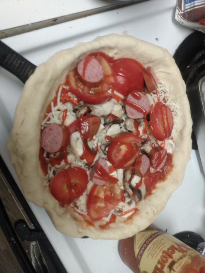 Mixed sriracha and Marinara base, covered over with cheese, mushroom, polska kielbasa, and fresh tomato.