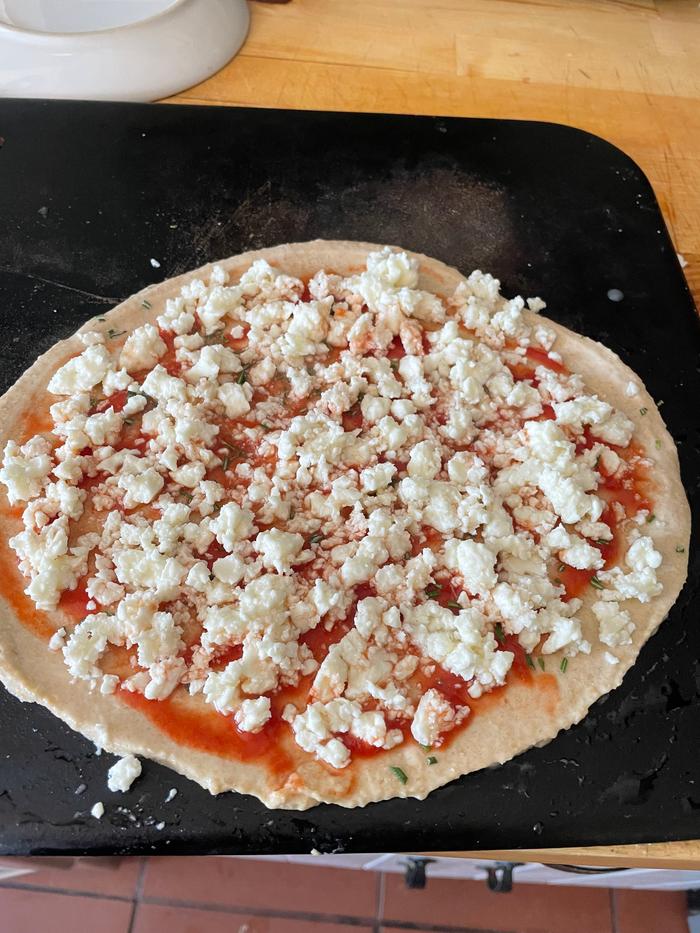 The toppings were: tomato sauce, chopped rosemary, homemade cheese and a little olive oil.