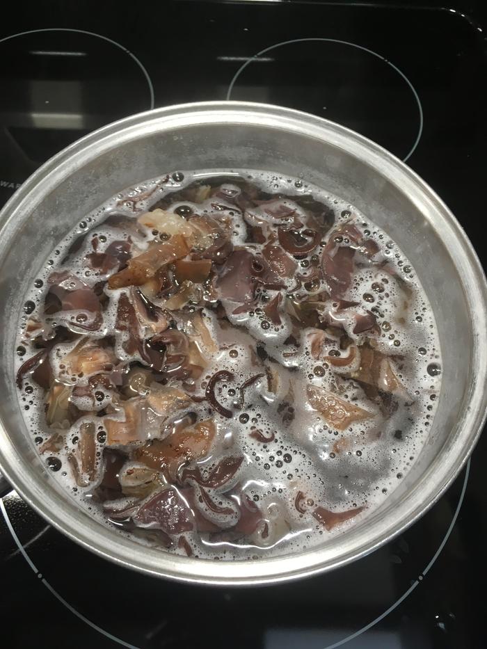 Boiling wood ears. You must cook your fungal friends!