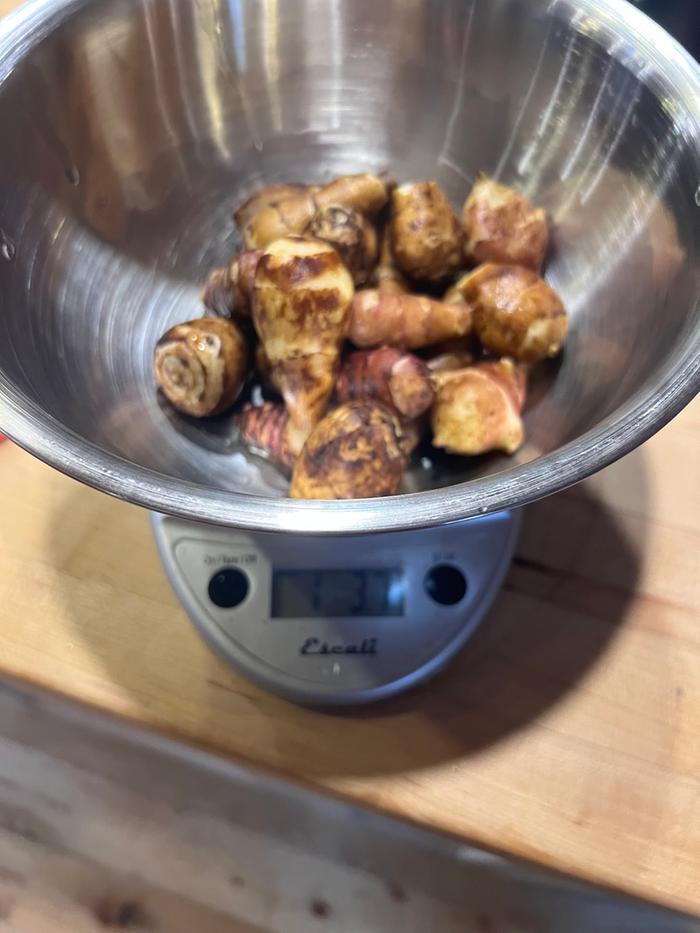 1 lb 3.7 oz of sunchokes on a scale -- out of focus :)