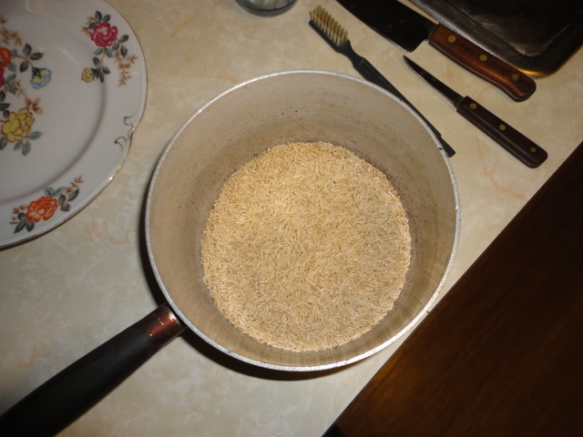 An image of the dry brown rice in the pot.