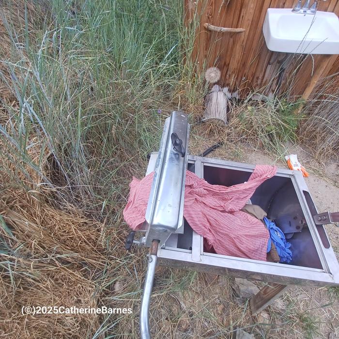 [Thumbnail for BB-do-laundry-by-hand..-clothes-in-handwasher-wringer.jpg]