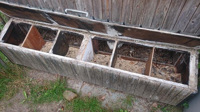 6 dirty nesting boxes to be cleaned