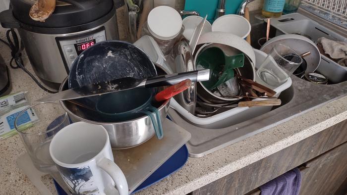 [Thumbnail for disorganized-dirty-dishes.jpg]