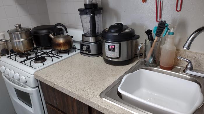 [Thumbnail for 07-clean-counter-stove-sink.jpg]