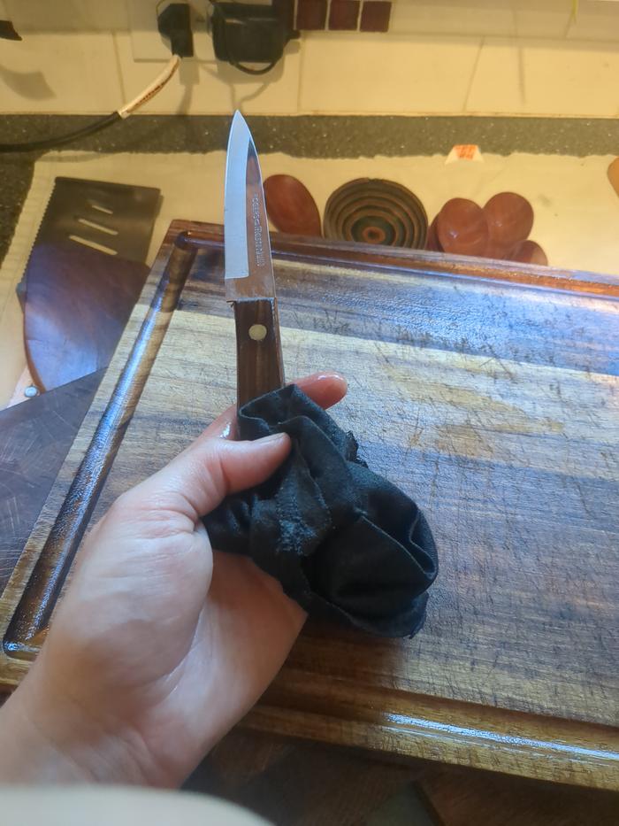 Action shot of knife getting oiled. Difficult to do with my hands covered in oil.