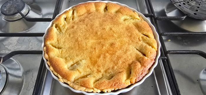 Baked plum tart with almond cream (frangipane)