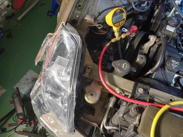 It can be forced into place, but that's less than ideal, as the adjuster is inaccessible