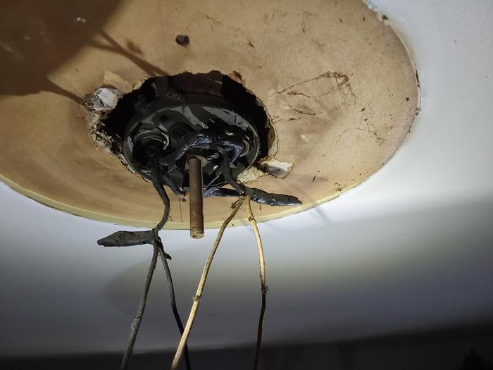 REALLY crusty wiring - at the time this was built, it was fashionable to actually solder the connections.