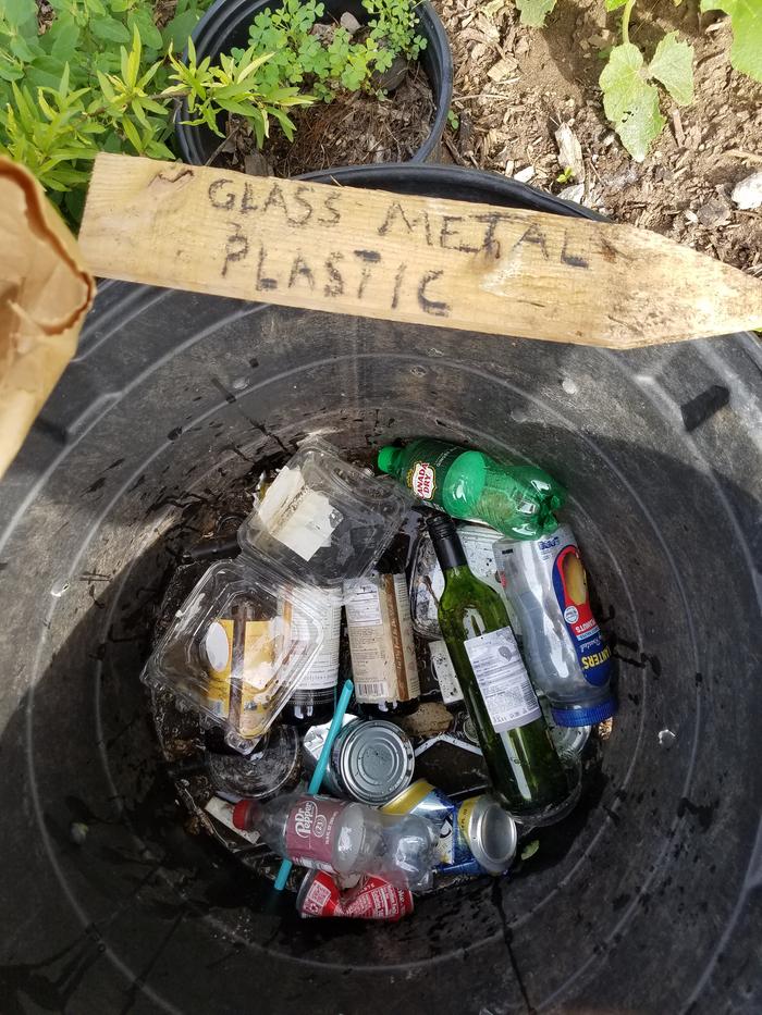 Collection bin for cans and bottles
