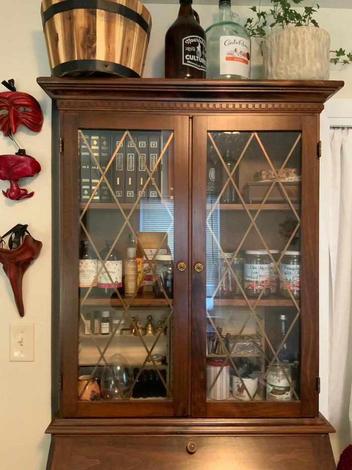 Cabinet with hinges