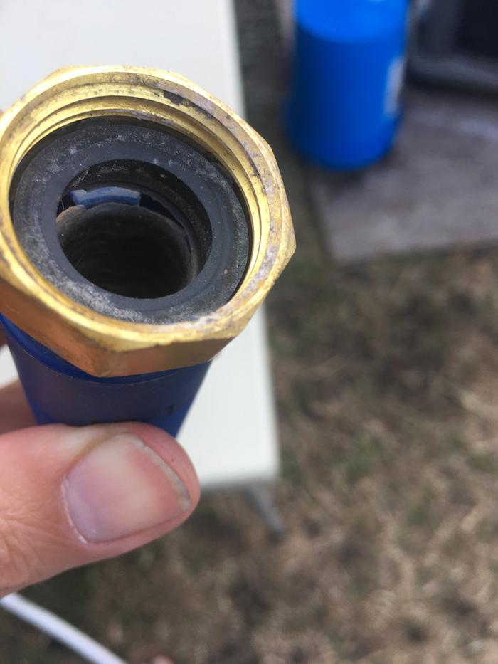 Mind the Gap, connection between hose and connect cracked