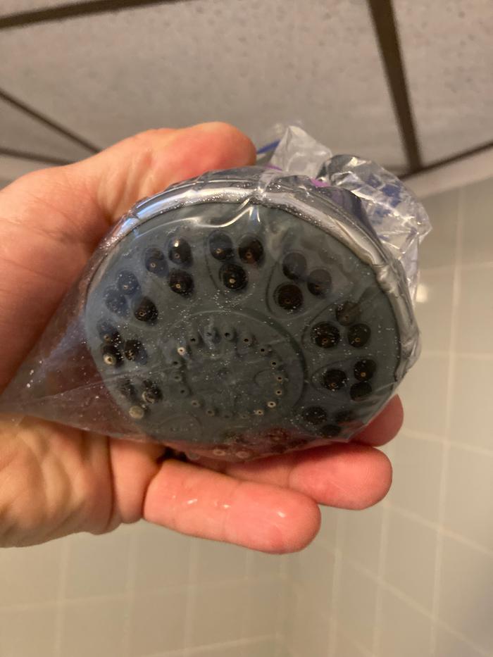 Soaking showerhead in vinegar