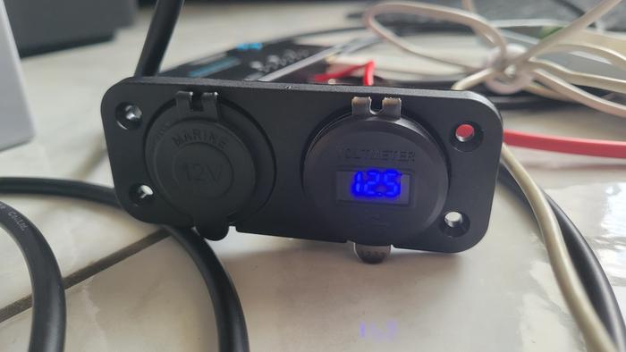 Closeup, 12v receiving power