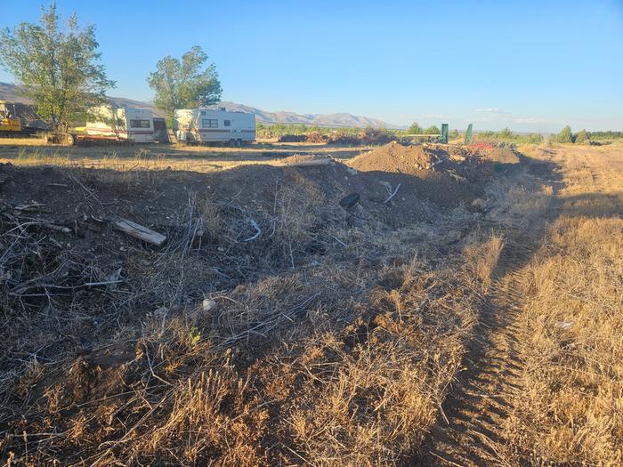 No fence anymore. Instead, building hugelbeds!!!