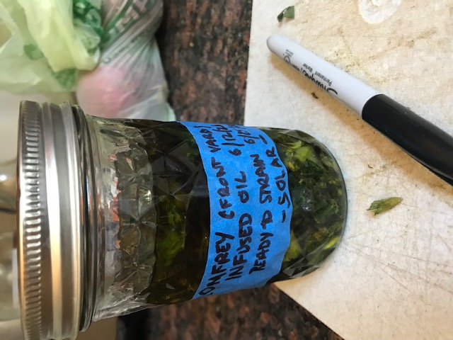 Ingredients: beeswax, comfrey and olive oil