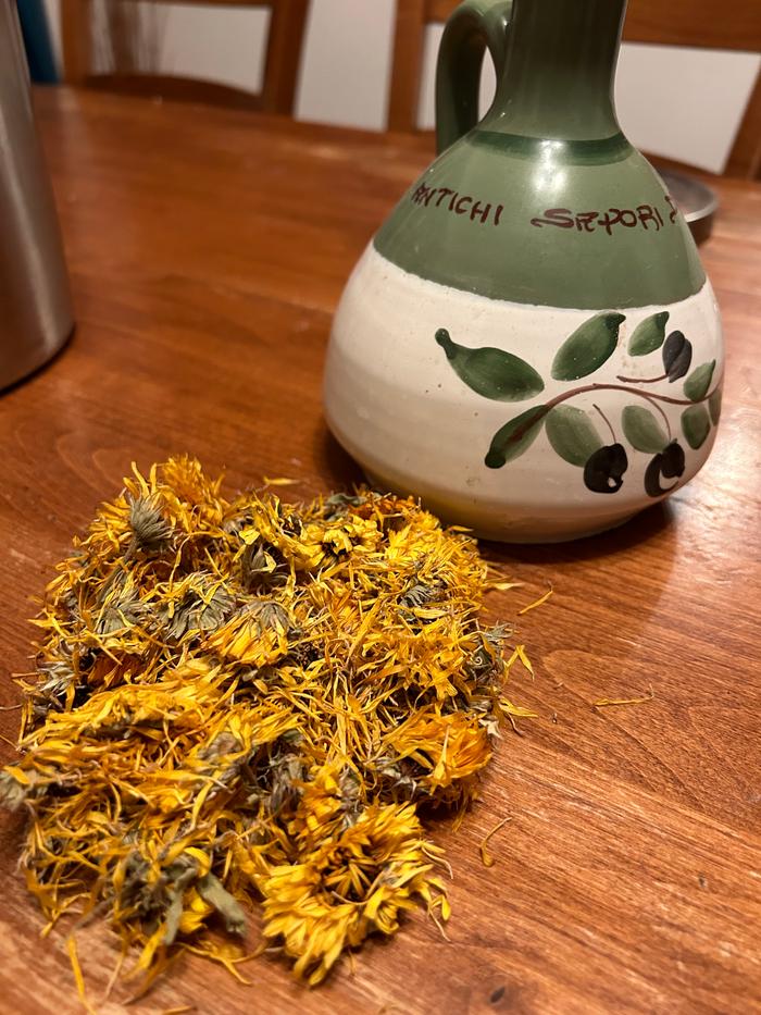 Dried calendula and olive oil 