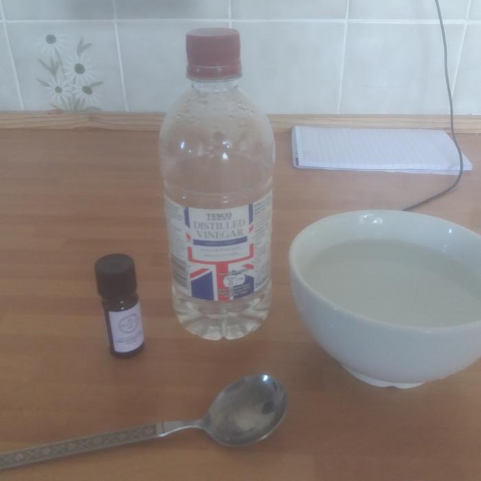 Water from the tap; supermarket vinegar; lavender oil. I more or less filled the bowl with water, added 3 soup spoons of vinegar, and 10 drops of lavender oil, which smelled just about right.