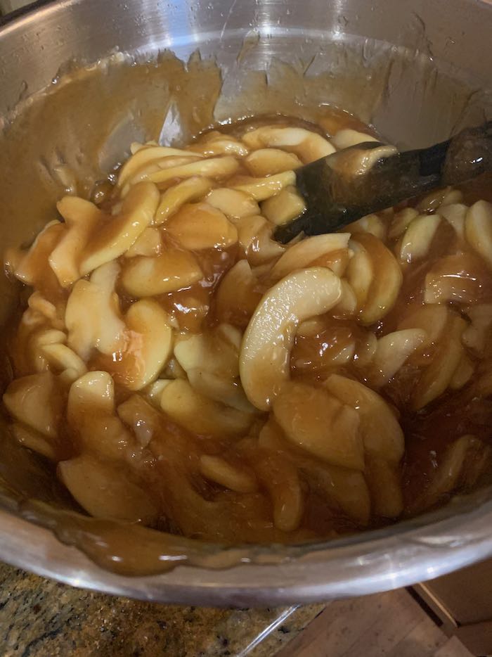 mixing the apples into the sauce 