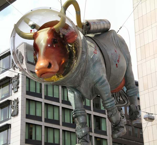 [Thumbnail for space-bull-statue.jpg]