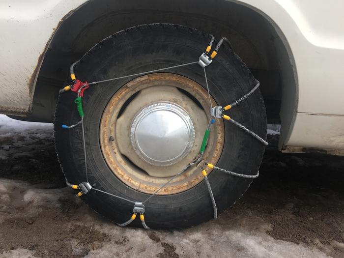Tire chain keeps doing this but only on right side.. it worked but it really didn’t look right