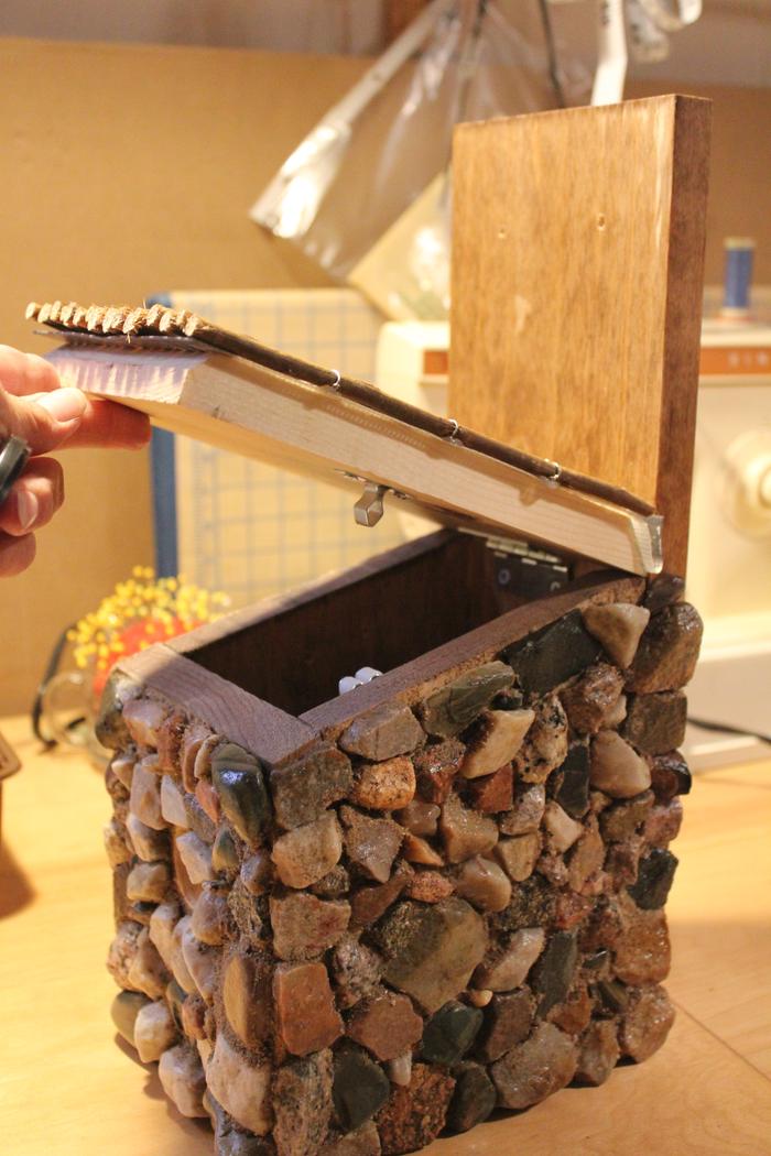 [Thumbnail for bird-house-opening-roof.JPG]