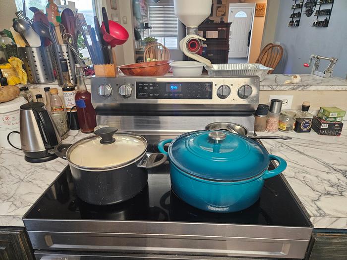 Clean kitchen, waiting pots, ready for the explosion!