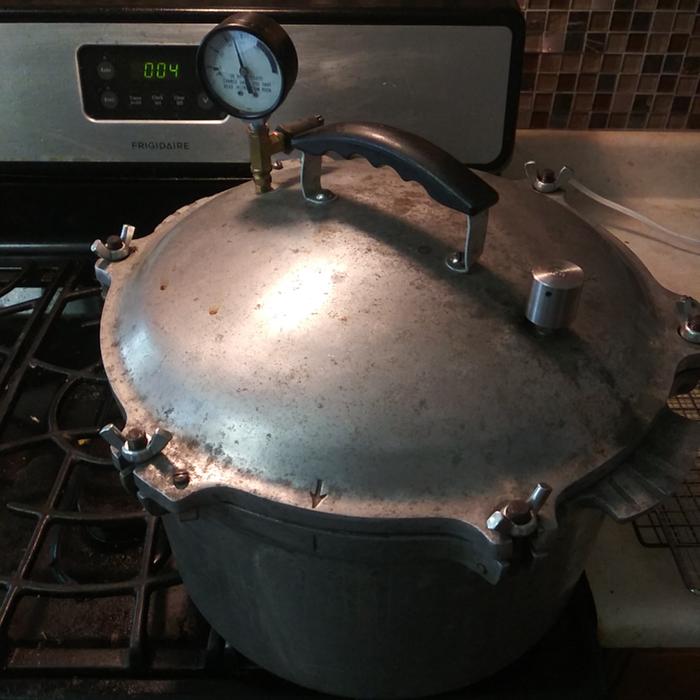 Pressure cooker with weighted guage