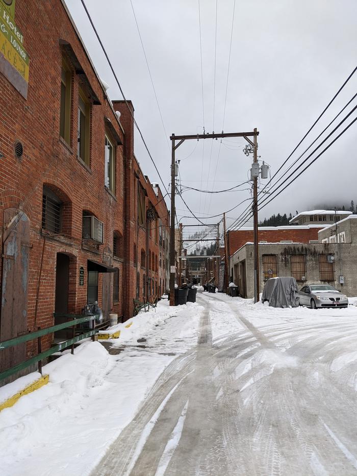 I love snowy alleys