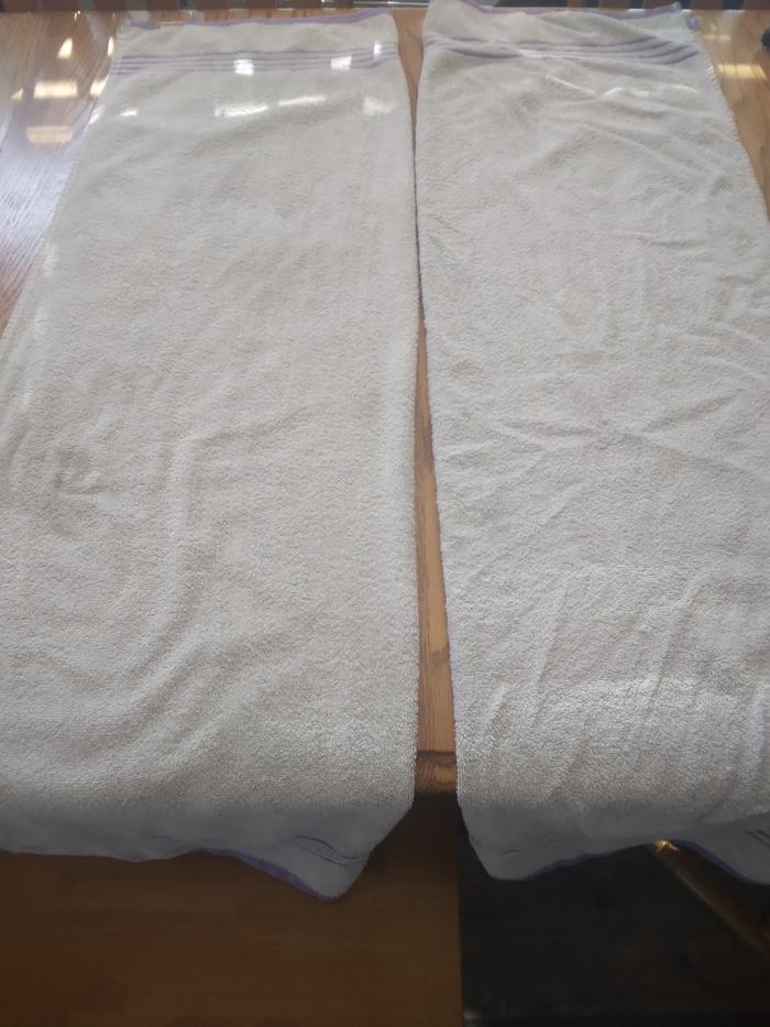 2 plain towels