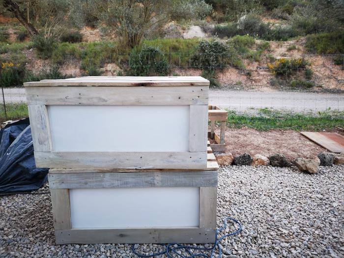 These have lift up lids for storage