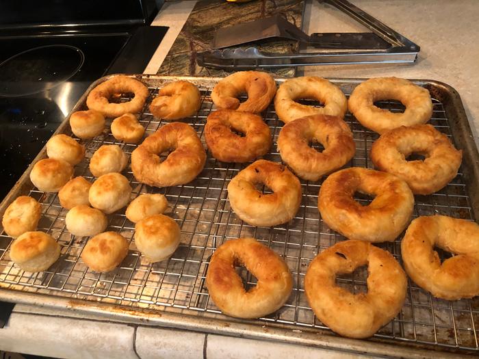 Made som garlic poly dough donuts... add enough maple cream and you barely notice the garlic 🙃