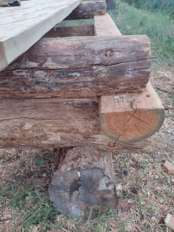 round-wood-picnic-table-joinery-detail