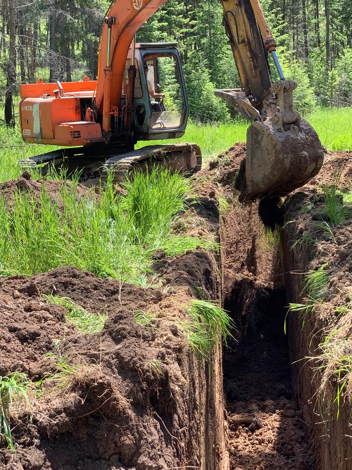 excavator-digging-test-trench-for-spring-terrace_close-up