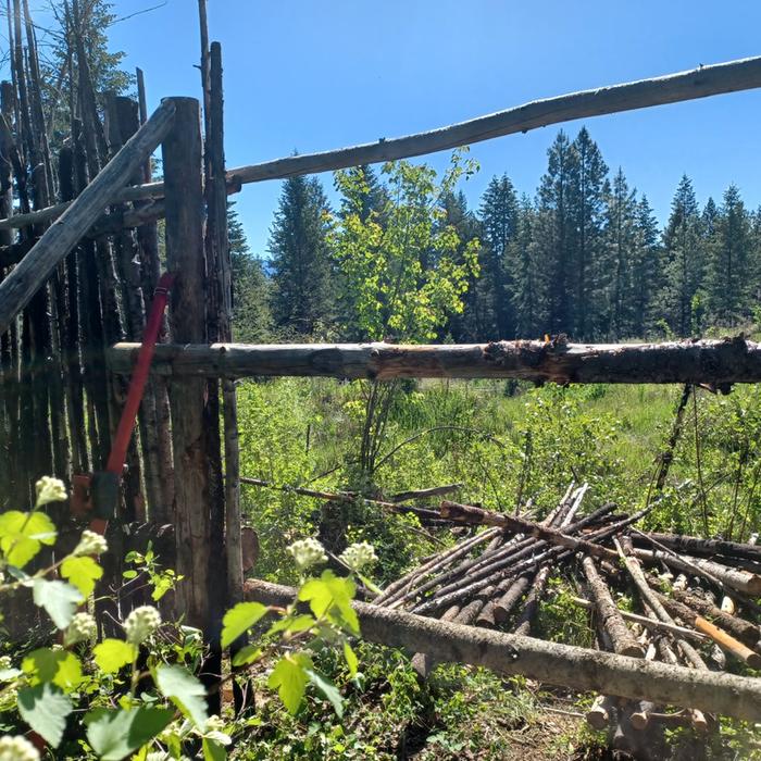 [Thumbnail for Junkpole-fence-open-and-tree-jack.jpg]