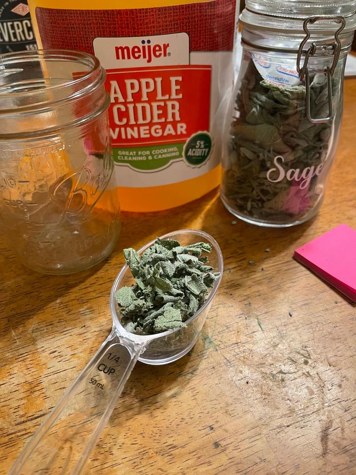 Making vinegar tincture with sage after drying