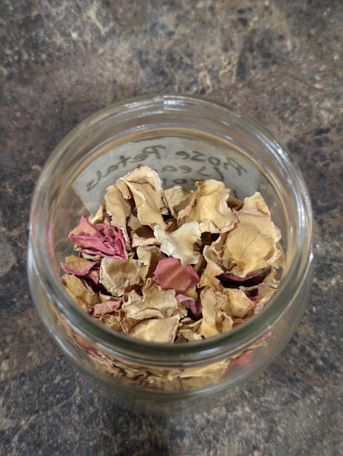 Dried rose petals 