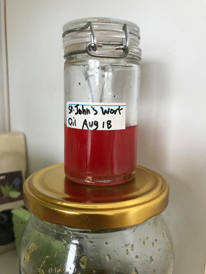 The extract unexpectedly turned red in the fridge.