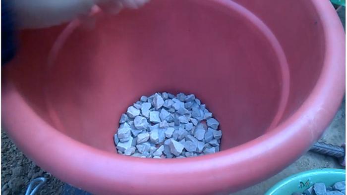 [Thumbnail for gravel-in-the-plastic-container.jpg]