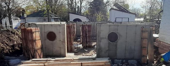 concrete walls with round window buck