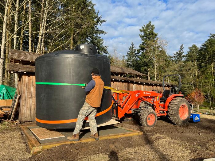 Pallet and ratchet strap to move the tank